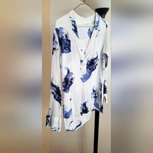 H&M White and Blue Floral Women's Top